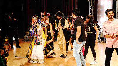 Jatin and Shazia perform Hojamalo