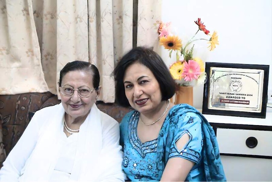 Sundri with Asha Chand & Sahityakar Samman 2004 to Sundri Uttamchandani
