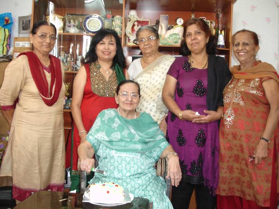 Sarita Sharma+asha+Meena Rupchandani+ Asha Rangwani+Daya Jashnani on Birthday sundri 2011