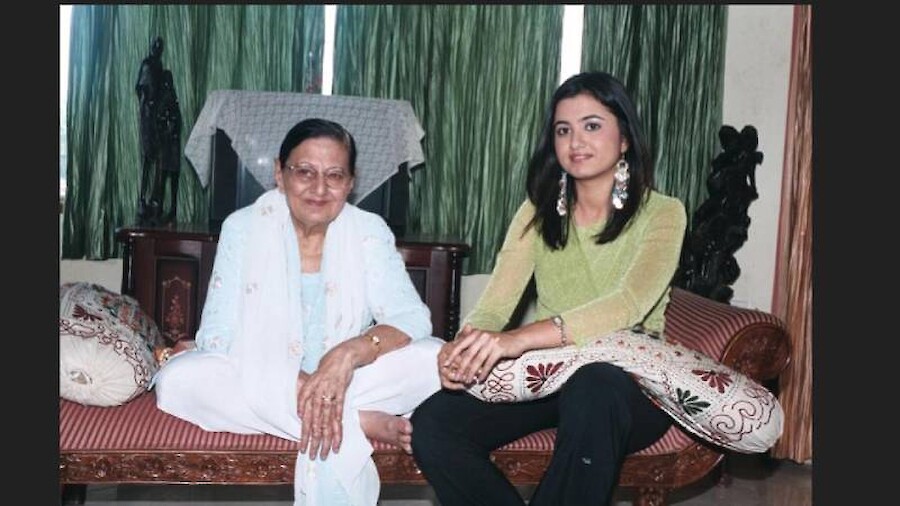 Sundri and Moomal-from Vilayati Ghot Jo Golha-telefilm